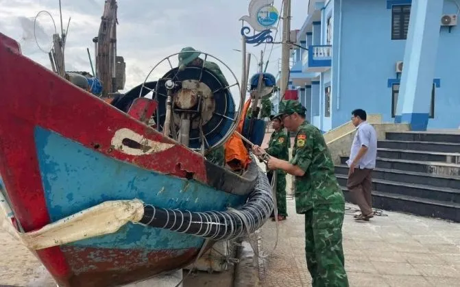 Đưa thuyền của ngư dân đặc khu Cồn Cỏ lên bờ tránh bão. Ảnh: VOV