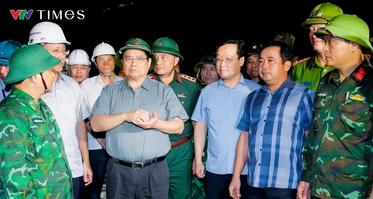 Thủ tướng Phạm Minh Chính trực tiếp kiểm tra công tác phòng chống bão số 5 trong đêm tại Nghệ An - Ảnh 2.