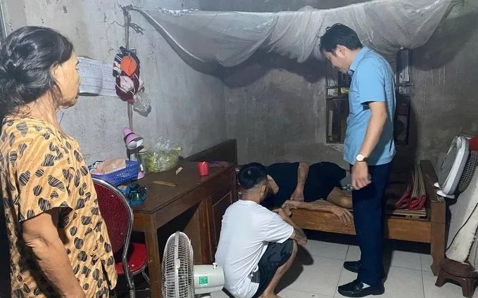 Người dân bày tỏ sự yên tâm khi được cán bộ trực tiếp đến vận động, hỗ trợ sơ tán. Ảnh: NLĐ Người dân bày tỏ sự yên tâm khi được cán bộ trực tiếp đến vận động, hỗ trợ sơ tán. Ảnh: NLĐ