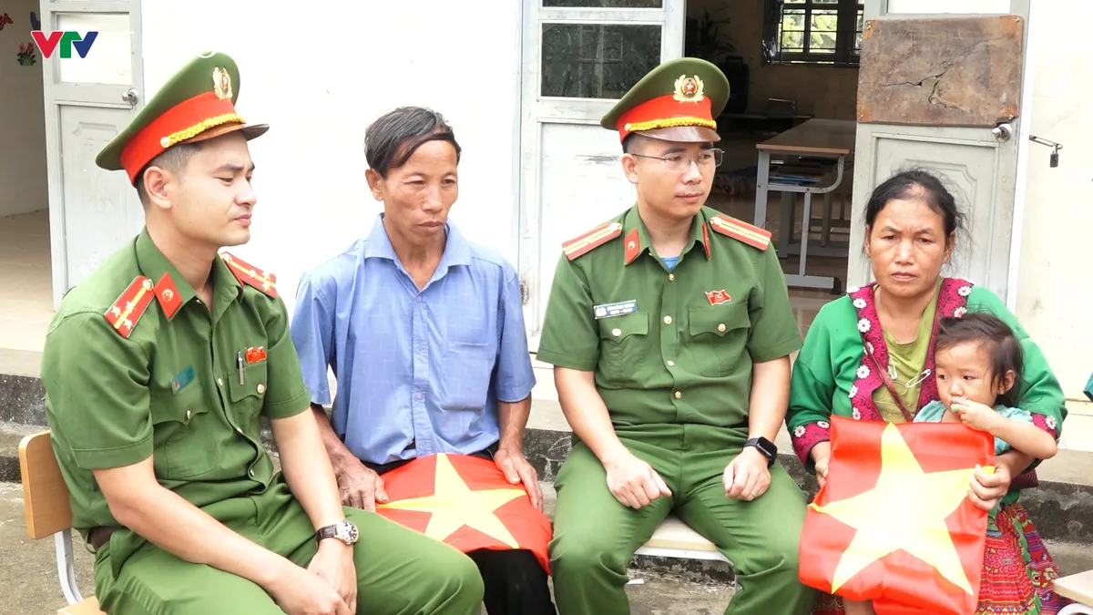 Thiếu tá Công an và những lá cờ thắp sáng biên cương - Ảnh 4.