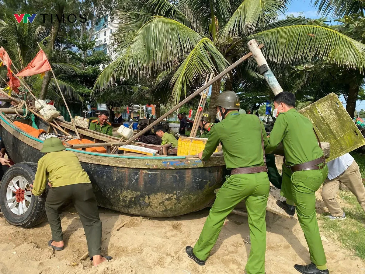 Công an, bộ đội cùng ngư dân Sầm Sơn (Thanh Hóa) đưa tàu thuyền vào bờ tránh bão số 5 - Ảnh 2.