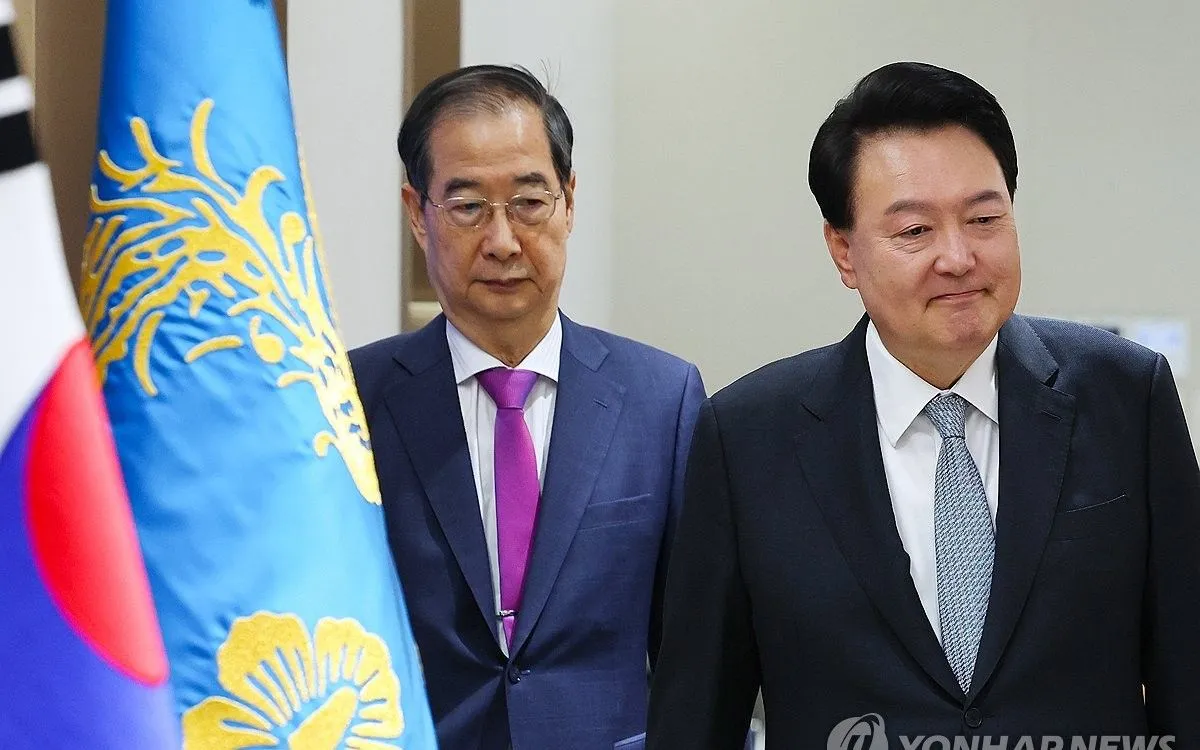 Cựu Thủ tướng Han Duck-soo (bên trái) và cựu Tổng thống Yoon Suk-yeol (Ảnh: Yonhap) Cựu Thủ tướng Han Duck-soo (bên trái) và cựu Tổng thống Yoon Suk-yeol (Ảnh: Yonhap)