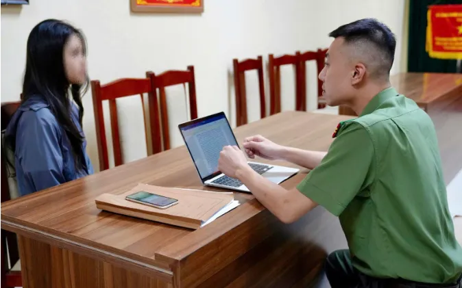 Công an tỉnh Phú Thọ làm việc với nạn nhân D.T.L (Ảnh: Công an Phú Thọ) Công an tỉnh Phú Thọ làm việc với nạn nhân D.T.L (Ảnh: Công an Phú Thọ)