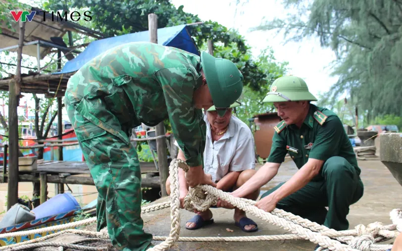 Bộ đội giúp dân chằng néo nhà cửa, tàu thuyền tránh bão tại Sầm Sơn (Thanh Hóa). Ảnh: Xuân Quý Bộ đội giúp dân chằng néo nhà cửa, tàu thuyền tránh bão tại Sầm Sơn (Thanh Hóa). Ảnh: Xuân Quý