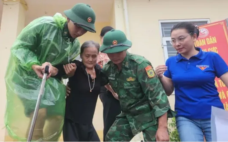 Các lực lượng giúp dân sơ tán đến nơi an toàn để tránh bão. Ảnh: Thái Thọ Các lực lượng giúp dân sơ tán đến nơi an toàn để tránh bão. Ảnh: Thái Thọ
