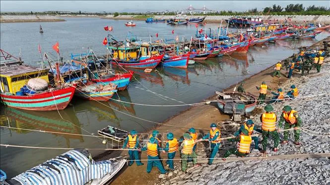 Lực lượng quân đội hỗ trợ neo đậu tại Khu neo đậu tránh trú bão Cửa Hội (xã Đan Hải, tỉnh Hà Tĩnh). Lực lượng quân đội hỗ trợ neo đậu tại Khu neo đậu tránh trú bão Cửa Hội (xã Đan Hải, tỉnh Hà Tĩnh).
