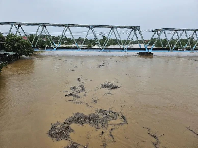 Dự báo mưa lớn ở nhiều khu vực, cảnh báo lũ trên các sông từ Thanh Hóa đến Huế - Ảnh 1.