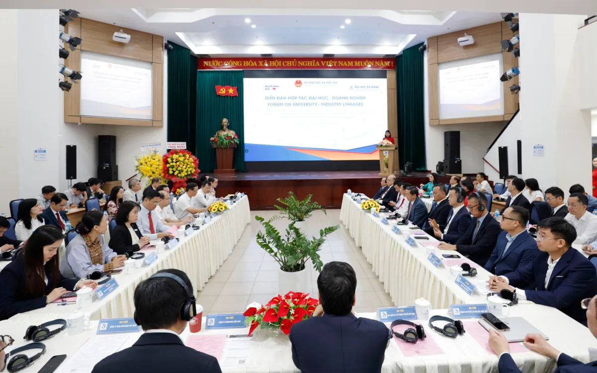 Quang cảnh diễn đàn.