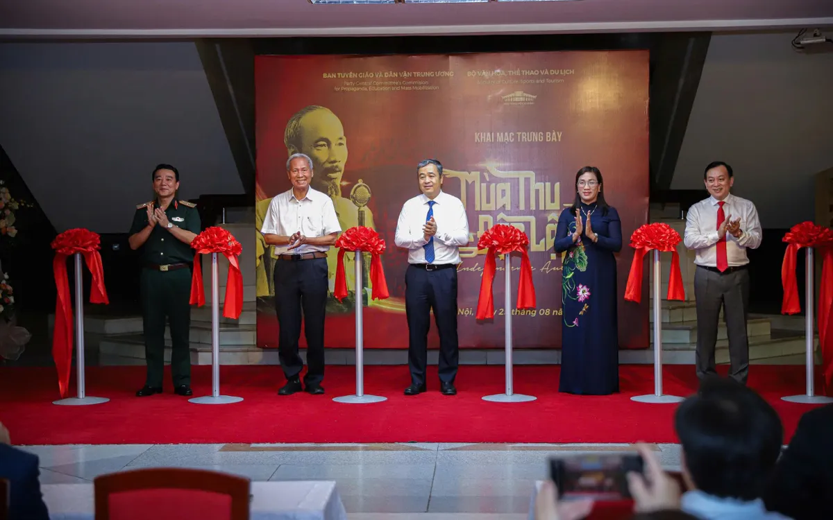 Các đại biểu cắt băng khai mạc trưng bày "Mùa thu Độc lập" Các đại biểu cắt băng khai mạc trưng bày "Mùa thu Độc lập"