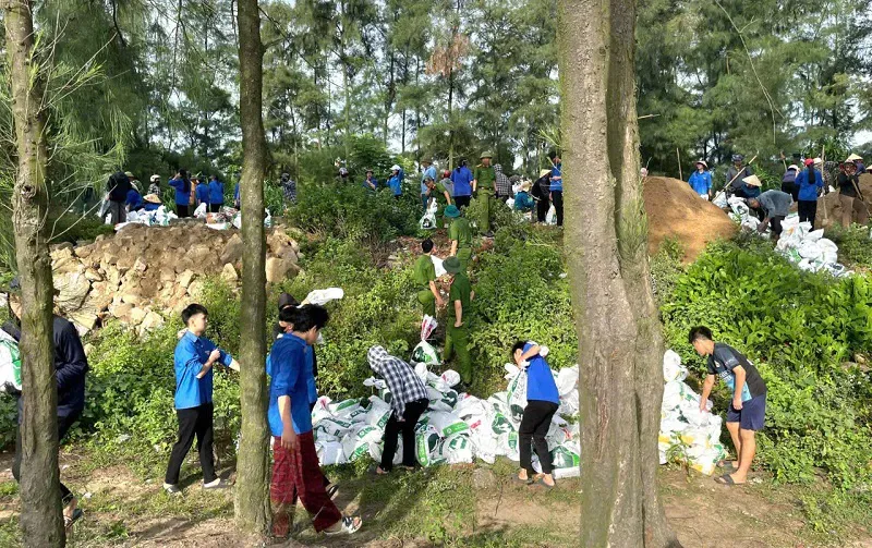 Hà Tĩnh: Huy động hơn 10.000 người tham gia ứng phó bão số 5 - Ảnh 1.