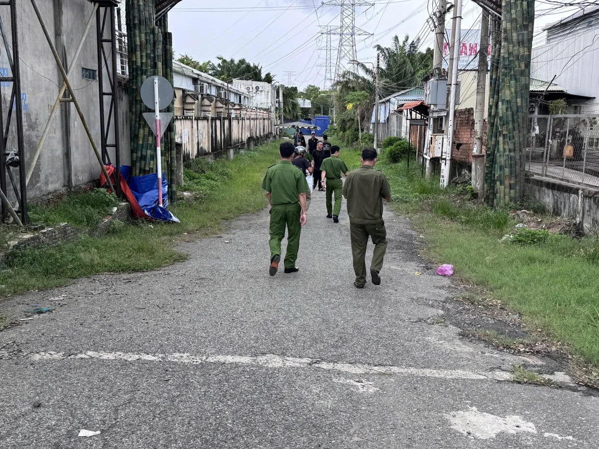 TP Hồ Chí Minh: Xác minh vụ bé sơ sinh bị bỏ rơi tử vong ven đường- Ảnh 1. TP Hồ Chí Minh: Xác minh vụ bé sơ sinh bị bỏ rơi tử vong ven đường- Ảnh 1.