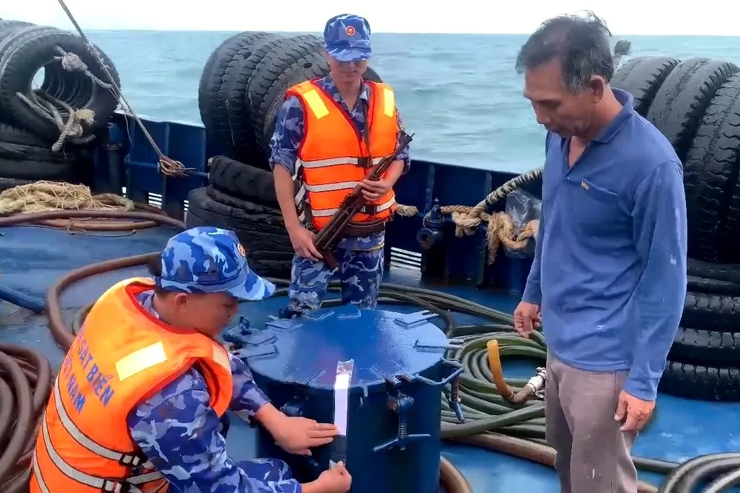 Bắt 3 tàu chở lậu 115.000 lít dầu D.O trên biển Tây Nam- Ảnh 1. Bắt 3 tàu chở lậu 115.000 lít dầu D.O trên biển Tây Nam- Ảnh 1.