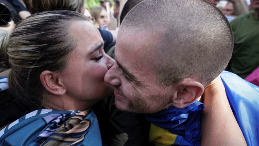 Nga và Ukraine trao đổi gần 300 tù binh - Ảnh 1. Nga và Ukraine trao đổi gần 300 tù binh - Ảnh 1.