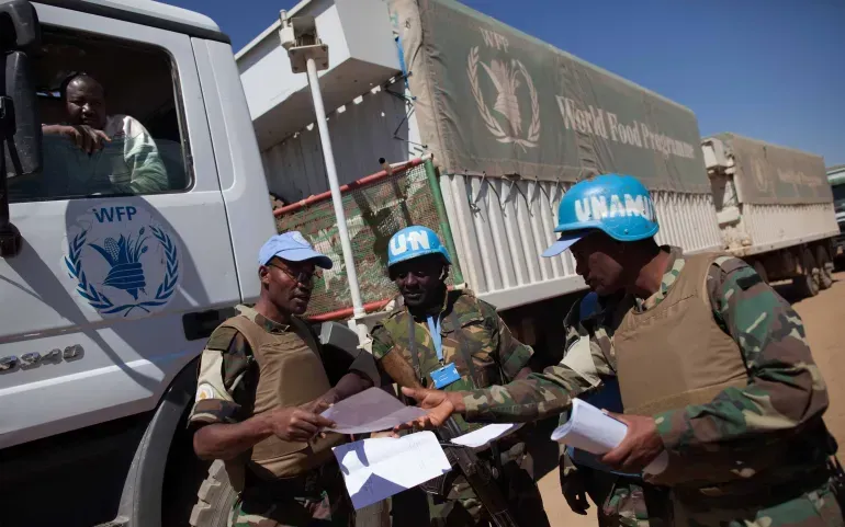 Các nhân viên thuộc Chương trình Lương thực Thế giới (WFP) đang thực hiện nhiệm vụ tại Sudan (Ảnh: UNAMID/AFP) Các nhân viên thuộc Chương trình Lương thực Thế giới (WFP) đang thực hiện nhiệm vụ tại Sudan (Ảnh: UNAMID/AFP)