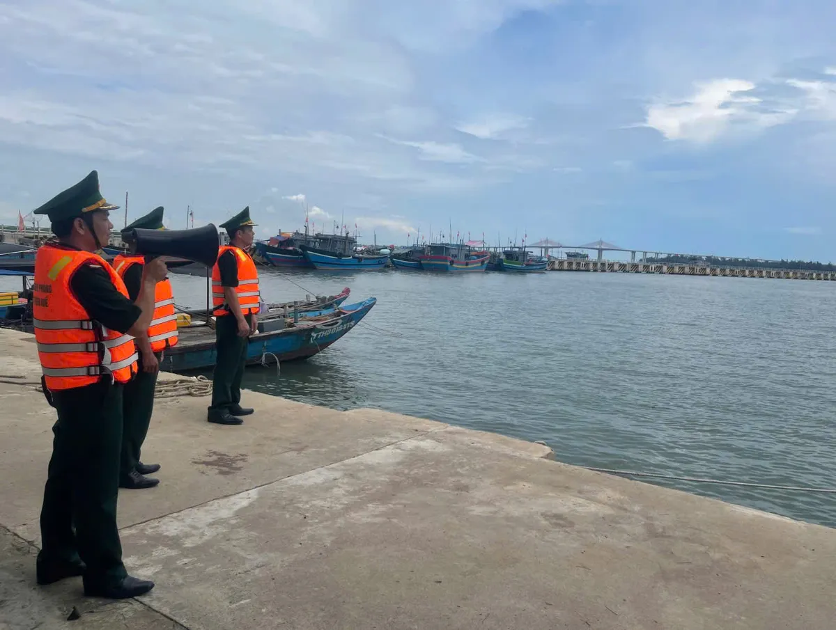 Huế chủ động ứng phó bão số 5, đảm bảo an toàn cho học sinh và người dân- Ảnh 3. Huế chủ động ứng phó bão số 5, đảm bảo an toàn cho học sinh và người dân- Ảnh 3.