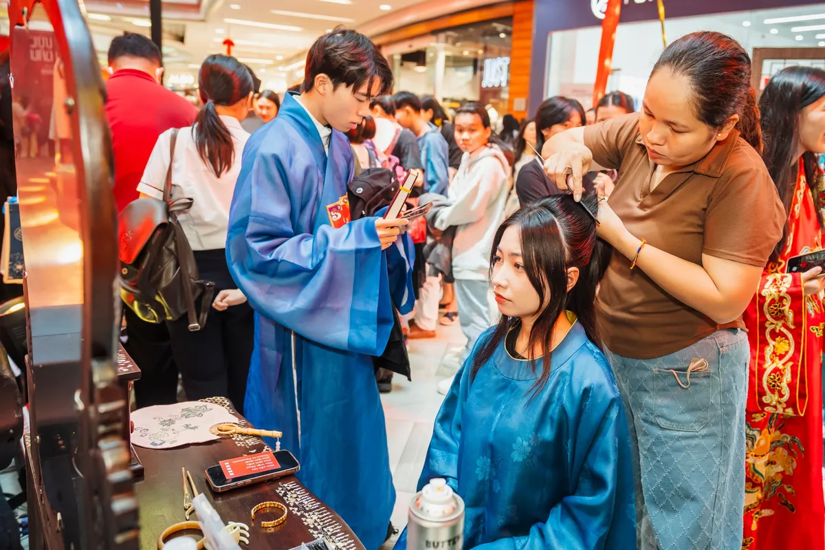Giới trẻ tại TP Hồ Chí Minh khám phá phong tục Việt xưa- Ảnh 2. Giới trẻ tại TP Hồ Chí Minh khám phá phong tục Việt xưa- Ảnh 2.
