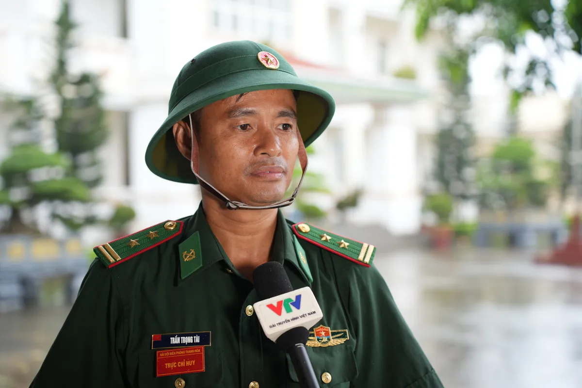 Bộ đội sát cánh cùng dân chống bão số 5 - Ảnh 4.