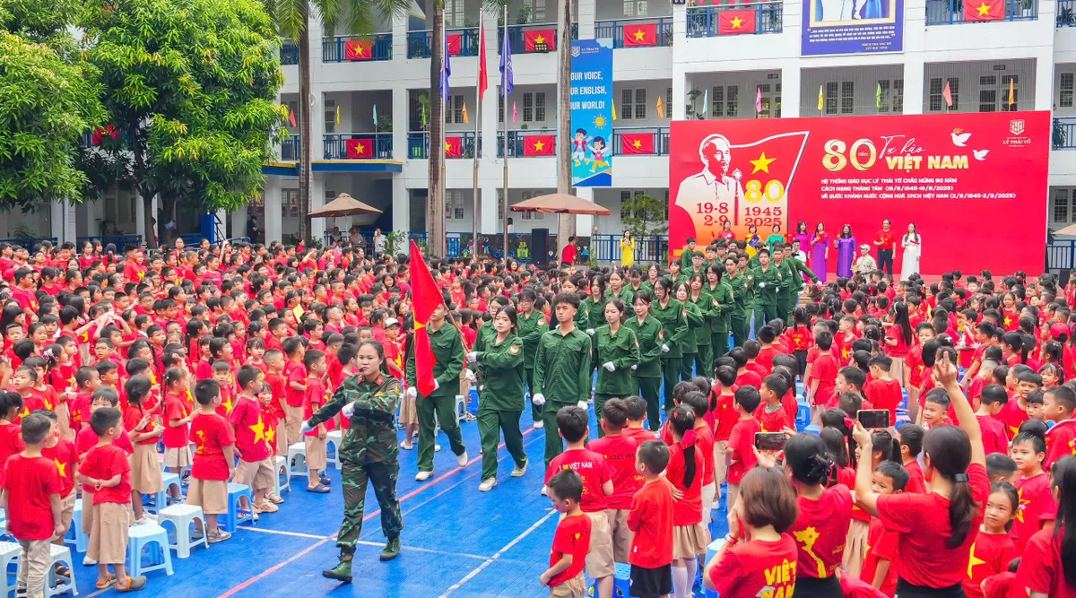 Học sinh H&agrave; Nội tham gia diễu h&agrave;nh ch&agrave;o mừng Quốc kh&aacute;nh 2/9 - Ảnh 1.