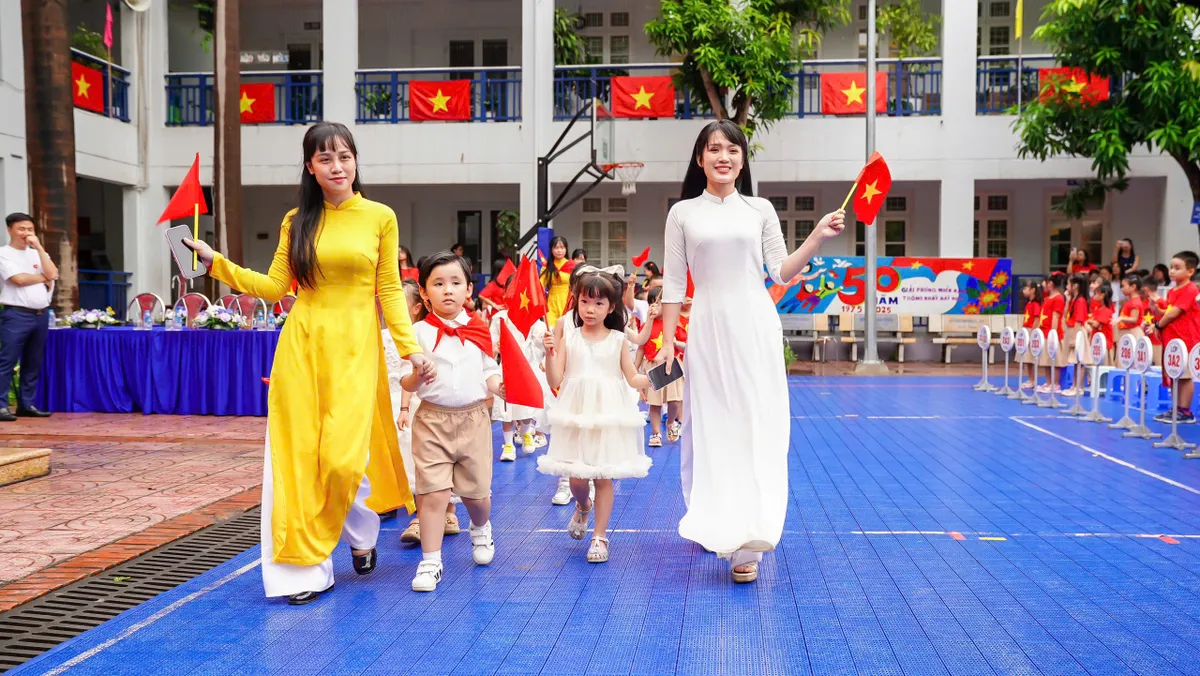 Học sinh H&agrave; Nội tham gia diễu h&agrave;nh ch&agrave;o mừng Quốc kh&aacute;nh 2/9 - Ảnh 3.