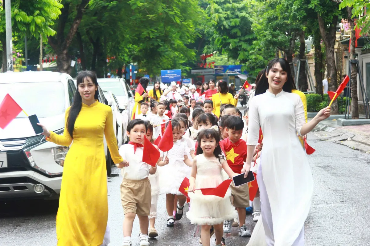Học sinh H&agrave; Nội tham gia diễu h&agrave;nh ch&agrave;o mừng Quốc kh&aacute;nh 2/9 - Ảnh 2.