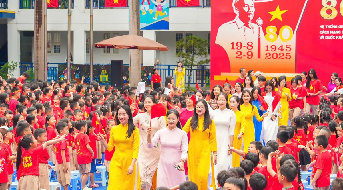 Học sinh H&agrave; Nội tham gia diễu h&agrave;nh ch&agrave;o mừng Quốc kh&aacute;nh 2/9 - Ảnh 4.