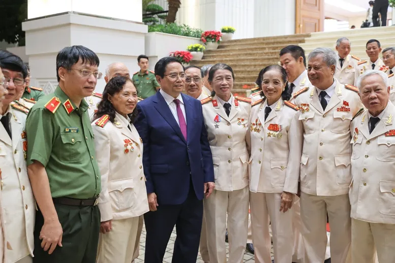 Thủ tướng gặp mặt Ban liên lạc Công an chi viện chiến trường miền Nam - Ảnh 2.
