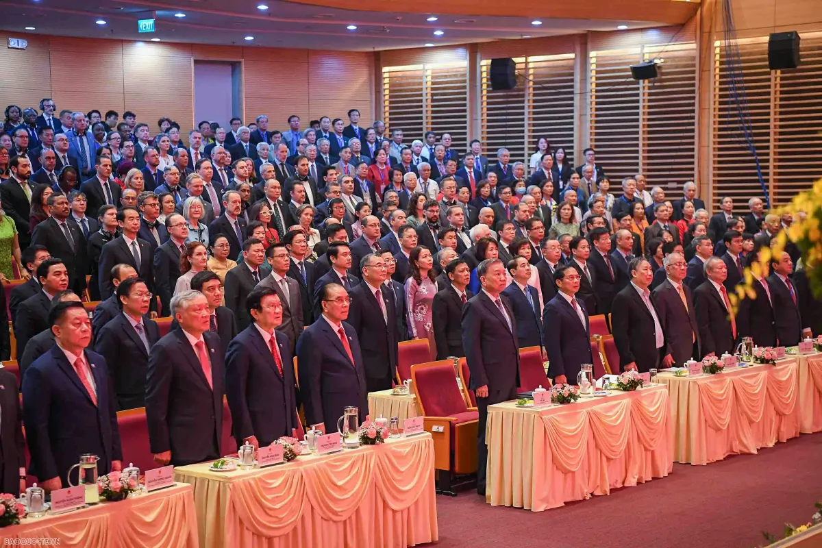 Tổng Bí thư trao danh hiệu Anh hùng Lao động tặng bà Nguyễn Thị Bình- Ảnh 1. Tổng Bí thư trao danh hiệu Anh hùng Lao động tặng bà Nguyễn Thị Bình- Ảnh 1.