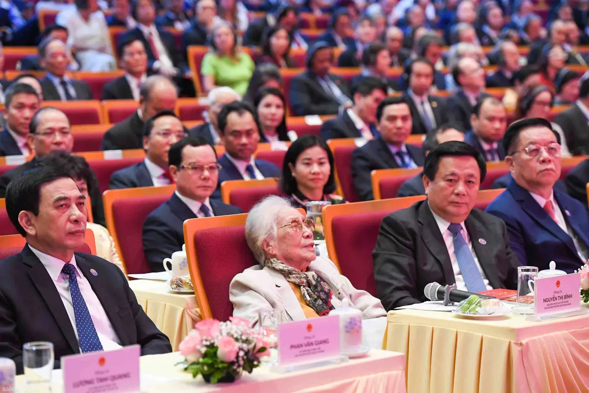 Tổng Bí thư trao danh hiệu Anh hùng Lao động tặng bà Nguyễn Thị Bình- Ảnh 2. Tổng Bí thư trao danh hiệu Anh hùng Lao động tặng bà Nguyễn Thị Bình- Ảnh 2.