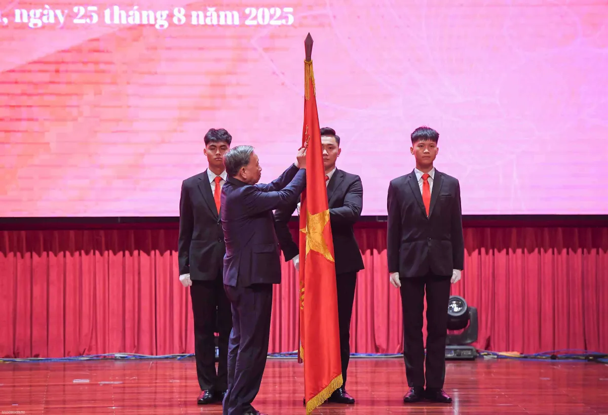 Tổng Bí thư trao danh hiệu Anh hùng Lao động tặng bà Nguyễn Thị Bình- Ảnh 4. Tổng Bí thư trao danh hiệu Anh hùng Lao động tặng bà Nguyễn Thị Bình- Ảnh 4.