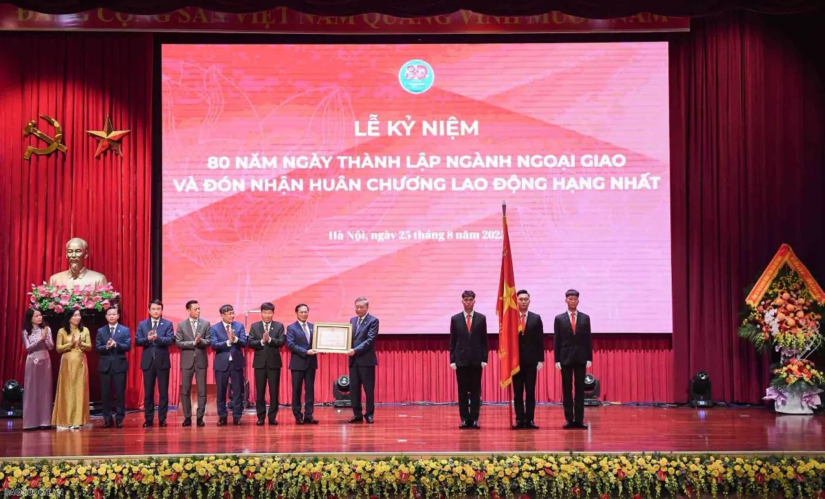 Tổng Bí thư trao danh hiệu Anh hùng Lao động tặng bà Nguyễn Thị Bình- Ảnh 5. Tổng Bí thư trao danh hiệu Anh hùng Lao động tặng bà Nguyễn Thị Bình- Ảnh 5.