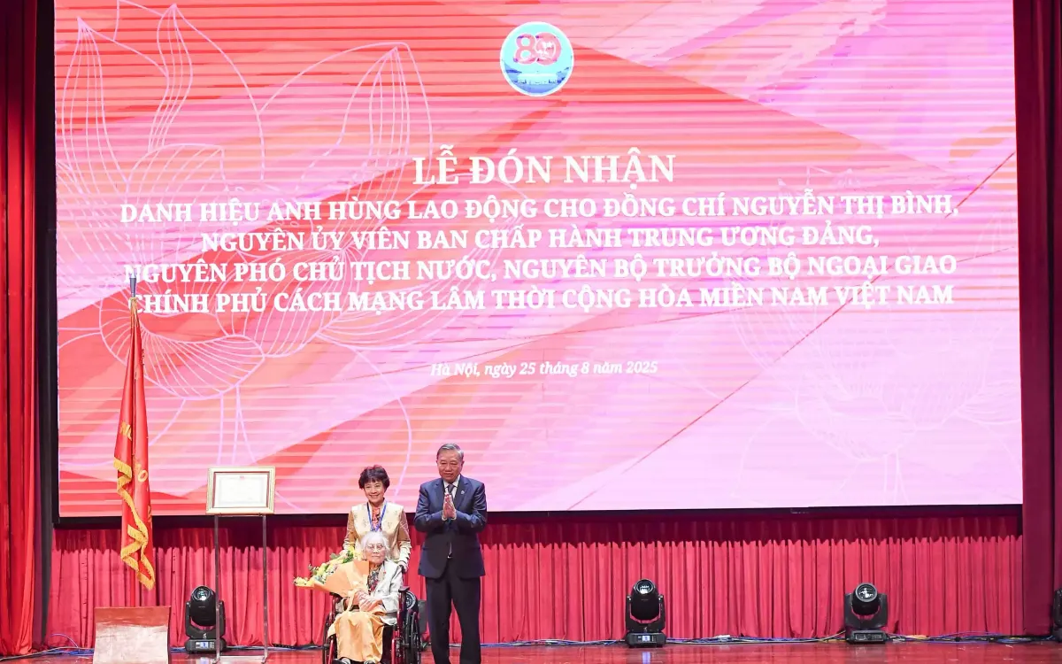 Tổng Bí thư Tô Lâm, thay mặt Đảng và Nhà nước phong tặng danh hiệu Anh hùng Lao động cho đồng chí Nguyễn Thị Bình. Ảnh: Báo Quốc tế Tổng Bí thư Tô Lâm, thay mặt Đảng và Nhà nước phong tặng danh hiệu Anh hùng Lao động cho đồng chí Nguyễn Thị Bình. Ảnh: Báo Quốc tế