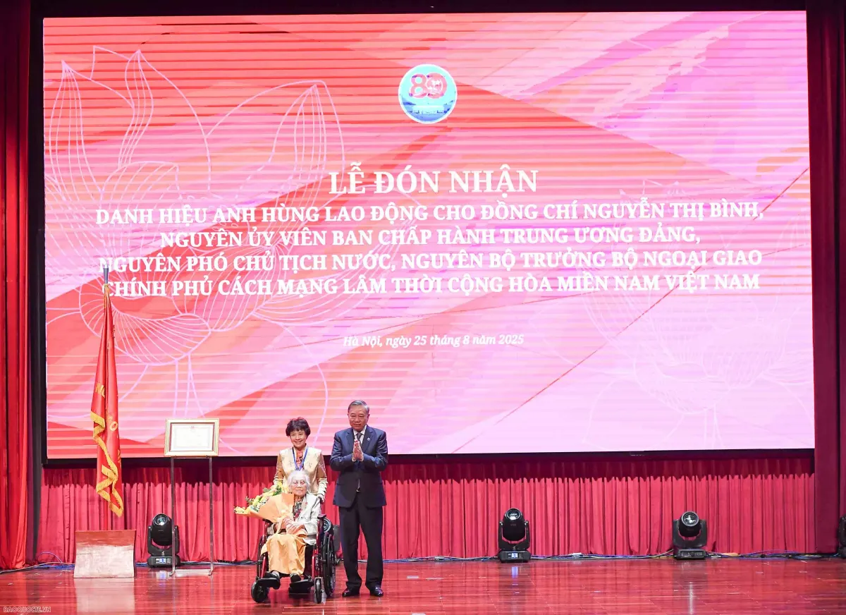 Tổng Bí thư trao danh hiệu Anh hùng Lao động tặng bà Nguyễn Thị Bình- Ảnh 6. Tổng Bí thư trao danh hiệu Anh hùng Lao động tặng bà Nguyễn Thị Bình- Ảnh 6.