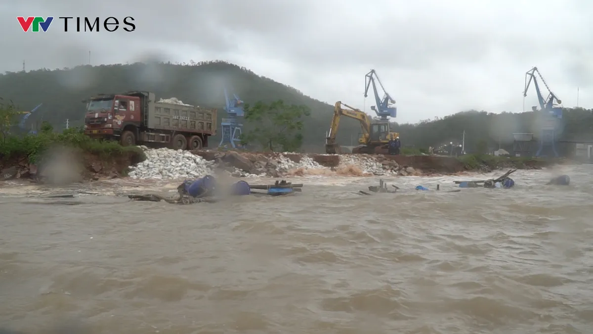 Thanh Hóa: Sạt lở hơn 200m đê Nam Hải do bão số 5- Ảnh 4. Thanh Hóa: Sạt lở hơn 200m đê Nam Hải do bão số 5- Ảnh 4.