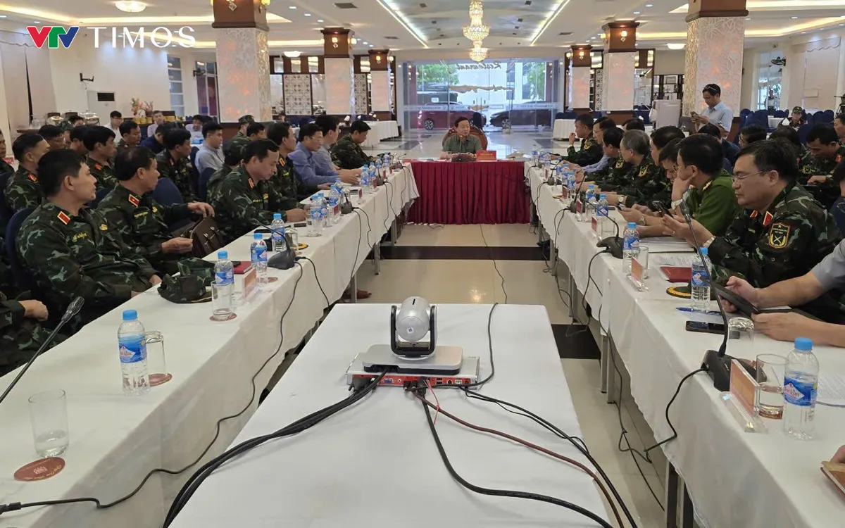 Phó Thủ tướng Chính phủ Trần Hồng Hà tiếp tục chủ trì họp trực tuyến chỉ đạo công tác phòng chống bão. Ảnh: Quốc Hưng