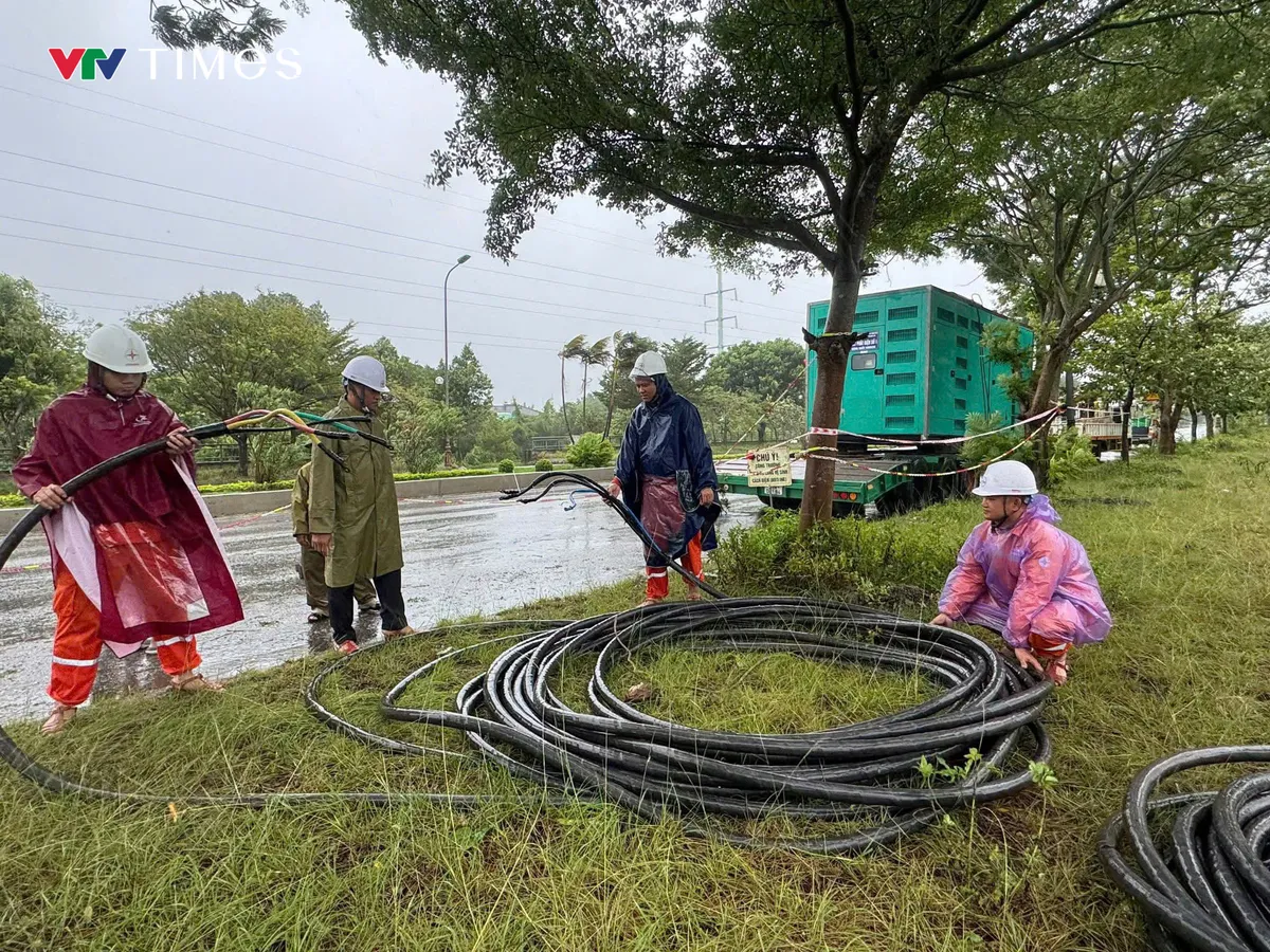 Bão số 5: Điện lực Nghệ An tranh thủ khắc phục sự cố khi thời tiết thuận lợi - Ảnh 6.