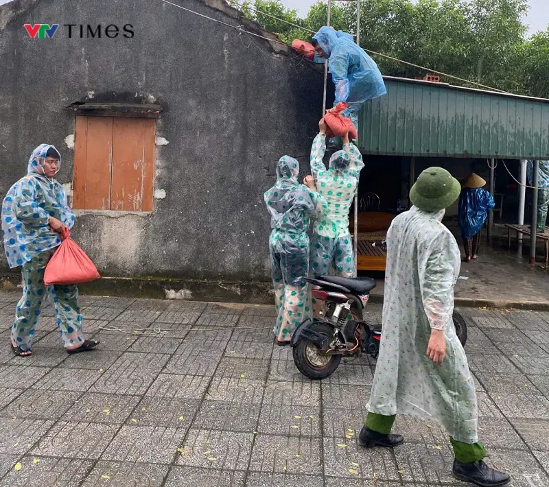 Hà Tĩnh: Huy động hơn 10.000 người tham gia ứng phó bão số 5 - Ảnh 2.