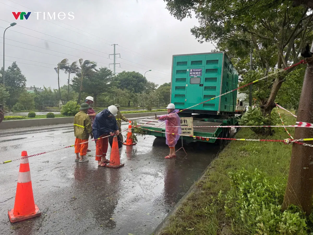 Bão số 5: Điện lực Nghệ An tranh thủ khắc phục sự cố khi thời tiết thuận lợi - Ảnh 3.