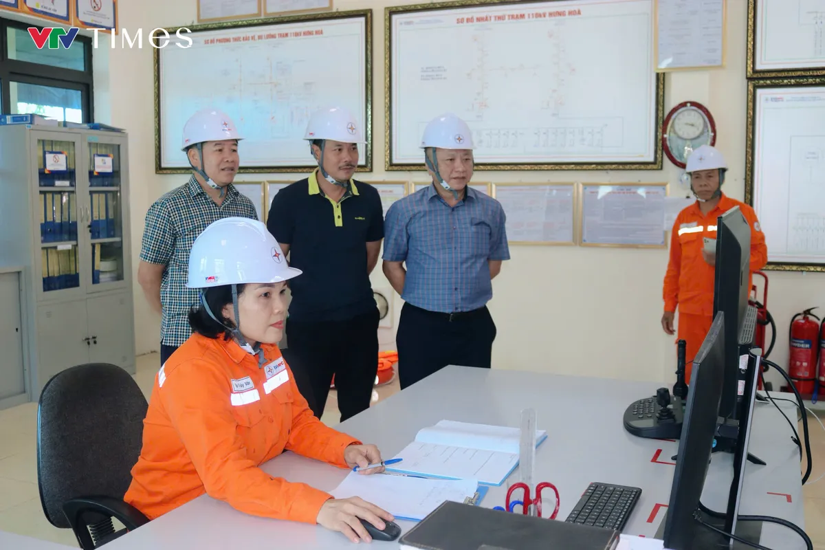Bão số 5: Điện lực Nghệ An tranh thủ khắc phục sự cố khi thời tiết thuận lợi - Ảnh 4.