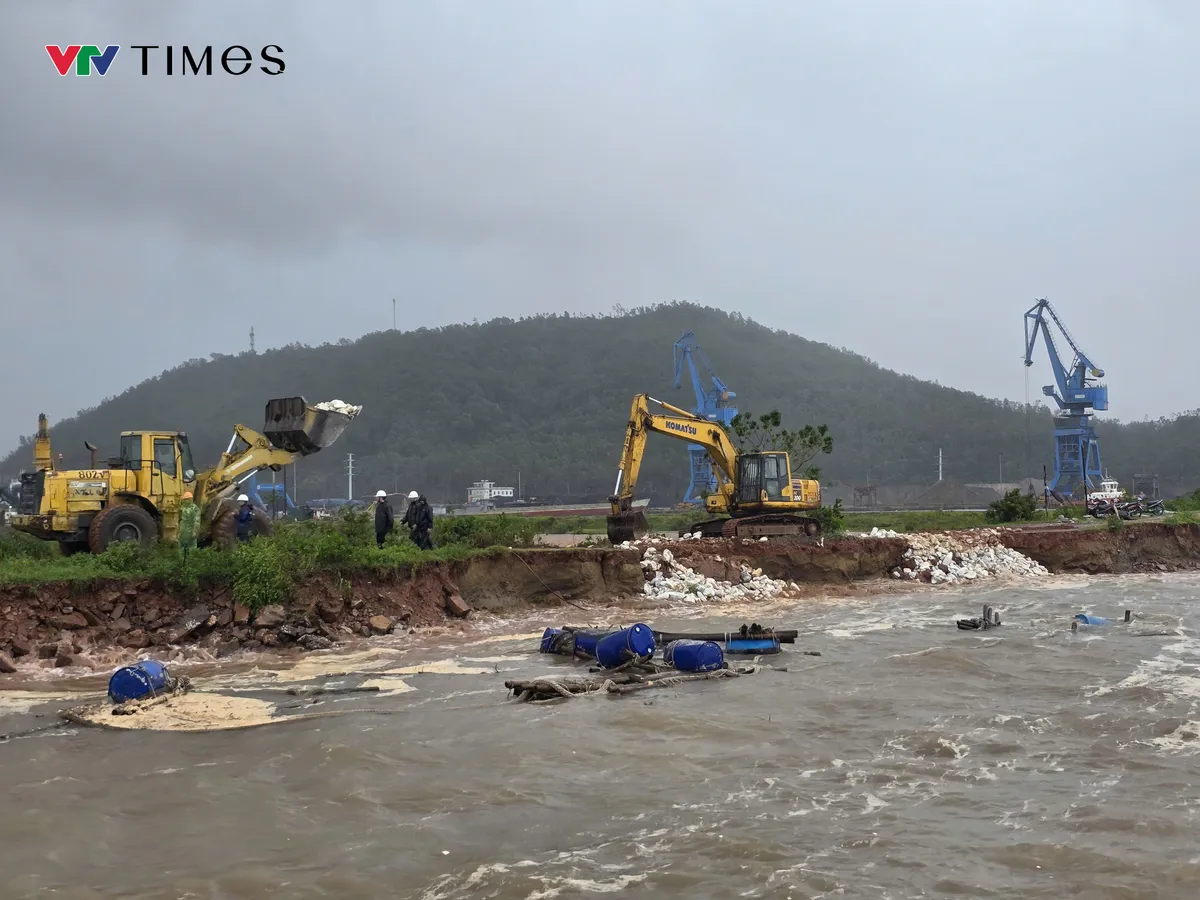 Thanh Hóa: Sạt lở hơn 200m đê Nam Hải do bão số 5- Ảnh 1. Thanh Hóa: Sạt lở hơn 200m đê Nam Hải do bão số 5- Ảnh 1.