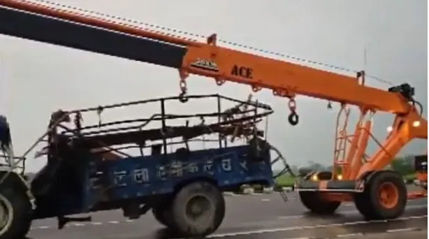 Xe tải va chạm với xe đầu kéo khiến hàng chục người thương vong ở Ấn Độ - Ảnh 1. Xe tải va chạm với xe đầu kéo khiến hàng chục người thương vong ở Ấn Độ - Ảnh 1.