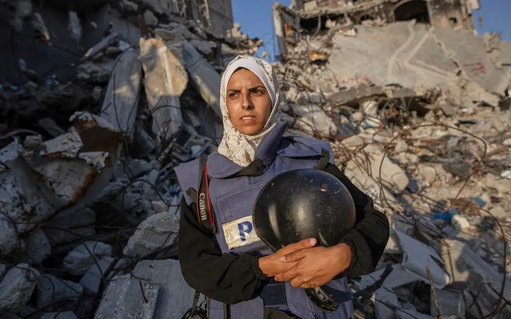 Các cuộc không kích của Israel vào một bệnh viện ở miền Nam Gaza hôm 25/8 đã khiến ít nhất 20 người tử vong, bao gồm 5 phóng viên (Ảnh: AP) Các cuộc không kích của Israel vào một bệnh viện ở miền Nam Gaza hôm 25/8 đã khiến ít nhất 20 người tử vong, bao gồm 5 phóng viên (Ảnh: AP)