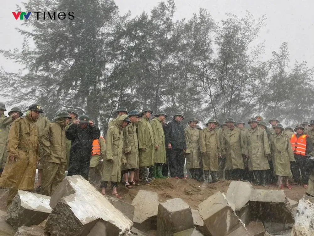 Phó Thủ tướng Trần Hồng Hà kiểm tra, chỉ đạo phòng chống bão số 5 tại Hà Tĩnh và Nghệ An - Ảnh 1.