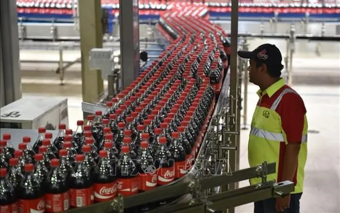 Dây chuyền sản xuất nước giải khát Coca-Cola. Ảnh: AFP