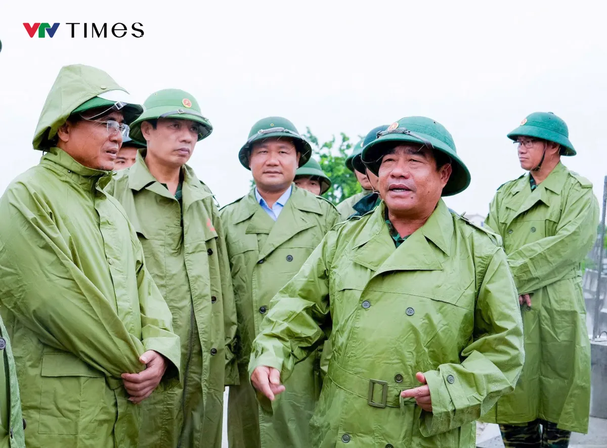 Các lực lượng sẵn sàng túc trực tại các điểm xung yếu hỗ trợ người dân trong cơn bão số 5 - Ảnh 3.