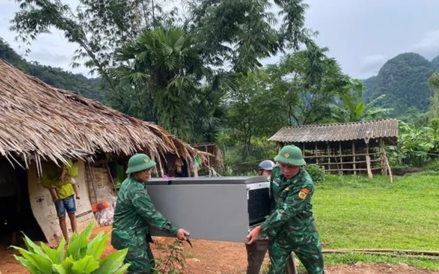 Bộ đội Biên phòng tỉnh Quảng Trị hỗ trợ người dân vận chuyển tài sản đến nơi cao hơn đề phòng mưa lớn. Ảnh: TTXVN  Bộ đội Biên phòng tỉnh Quảng Trị hỗ trợ người dân vận chuyển tài sản đến nơi cao hơn đề phòng mưa lớn. Ảnh: TTXVN
