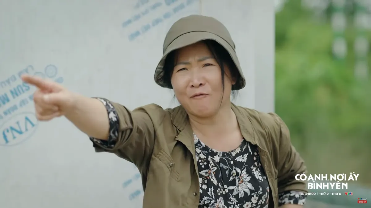 C&oacute; anh, nơi ấy b&igrave;nh y&ecirc;n - Tập 16: Một ch&acirc;n đạp hai thuyền, Bằng thu lợi từ l&atilde;nh đạo x&atilde; - Ảnh 4.