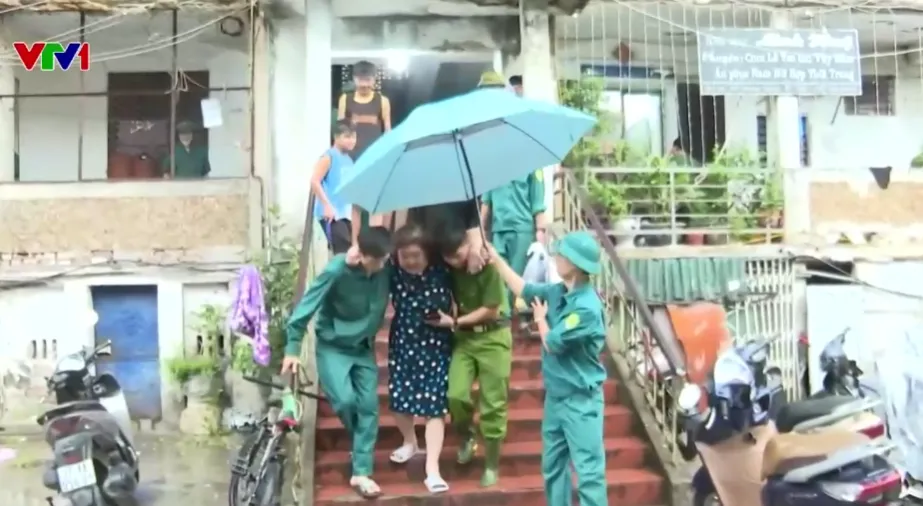 Nghệ An khẩn cấp di dời dân, chằng chống nhà cửa ứng phó bão số 5- Ảnh 3. Nghệ An khẩn cấp di dời dân, chằng chống nhà cửa ứng phó bão số 5- Ảnh 3.
