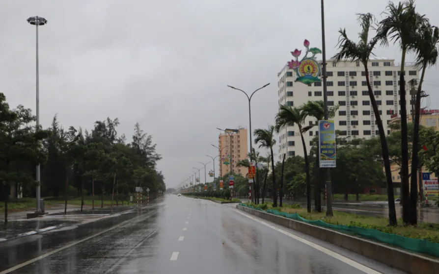 Nghiêm cấm tất cả các phương tiện giao thông đường bộ đi vào vùng tâm bão (Ảnh minh họa: Nhân Dân) Nghiêm cấm tất cả các phương tiện giao thông đường bộ đi vào vùng tâm bão (Ảnh minh họa: Nhân Dân)