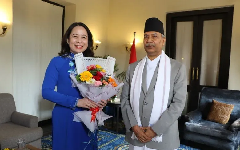 Phó Tổng thống Nepal tặng hoa Phó Chủ tịch nước Võ Thị Ánh Xuân. (Ảnh: TTXVN)
