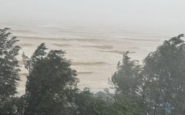 Mưa lớn cùng với gió giật mạnh khiến triều cường và sóng biển dâng cao tại bãi biển phường Sầm Sơn, tỉnh Thanh Hóa. (Ảnh: TTXVN) Mưa lớn cùng với gió giật mạnh khiến triều cường và sóng biển dâng cao tại bãi biển phường Sầm Sơn, tỉnh Thanh Hóa. (Ảnh: TTXVN)